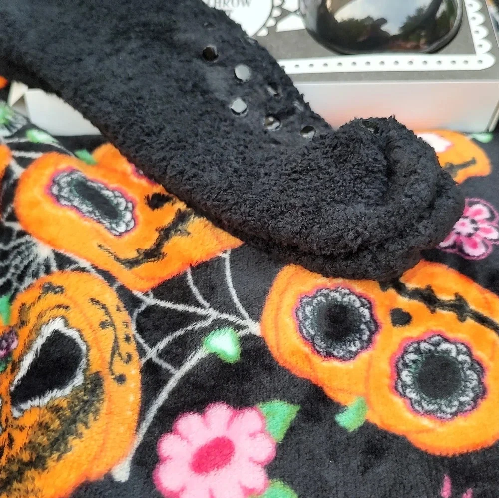 Dia De Los Muertos Printed Throw & Gift Set: Socks & Plastic Tumbler Halloween